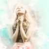 光が当たる若い女性のイメージ。水素を身にまとっている。