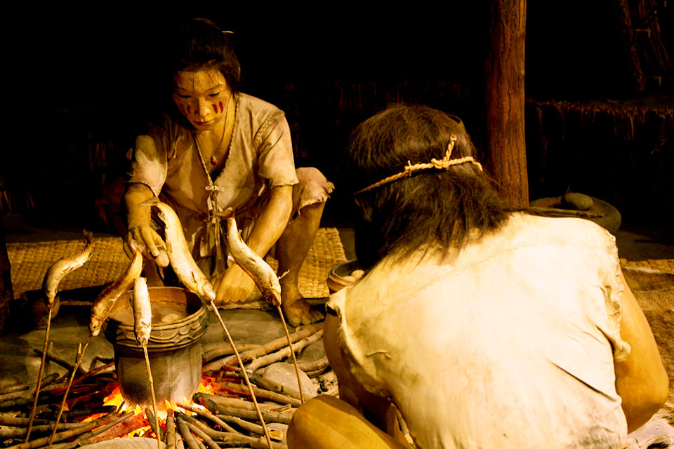 縄文時代の狩猟で捕獲した獲物を食べる